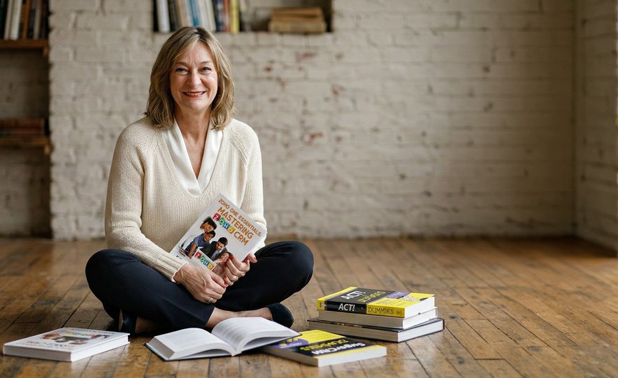 Karen Fredricks com seus livros sobre CRM